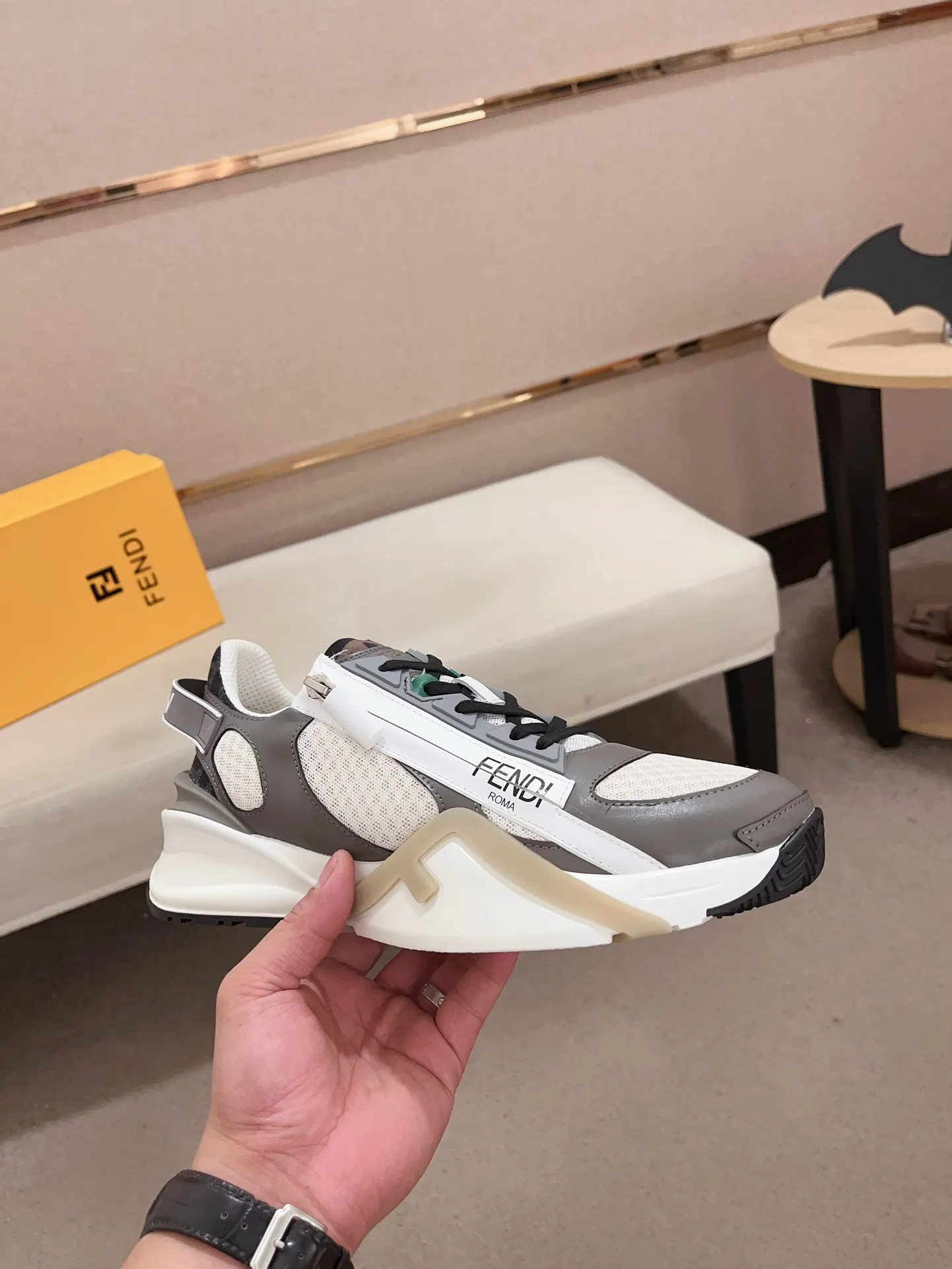 Men's shoes💰: 540💰(Higher version) [Fendi] Fendi's latest casual shoes for men! Available at counters simultaneously! A one-to-one replica of the original. Made entirely of imported top-grain calfskin, the interior is made of top-grain water-dyed cowhide, and the original factory-supplied rubber outsole. Leading new fashion concepts. Matching code: 38-44. 45 can be customized and non-returnable!